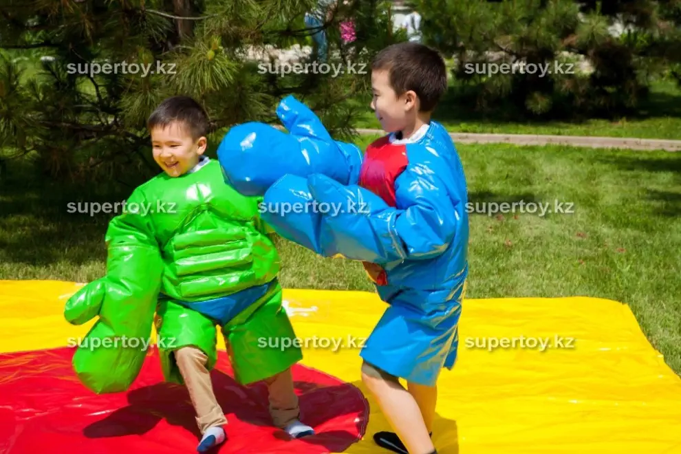 Игра-аттракцион Бои Супер героев для детей в надувных костюмах