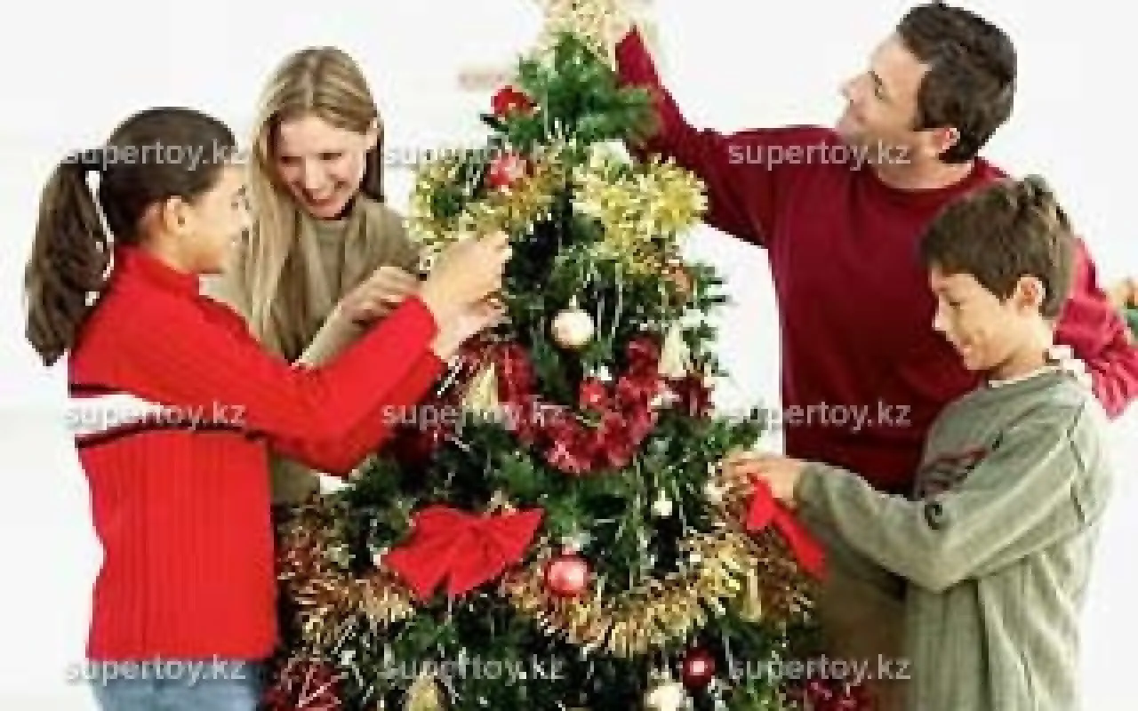 Друзья украшают елку. Новый год семья. Семья наряжает елку. Люди наряжают елку. Украшение елки семьей.